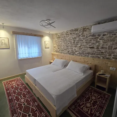 Te Ajdini 招待所 Gjirokastër